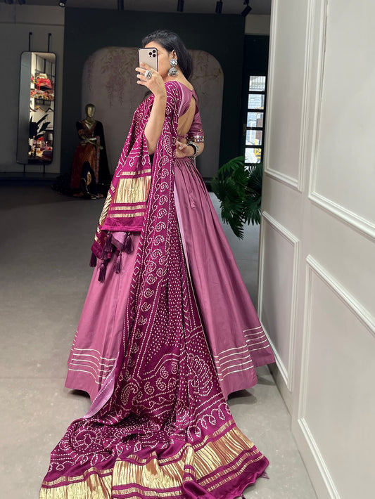 Get traditional look of your choice with this classic yet conventional plain lehenga and mirror work blouse 🌸