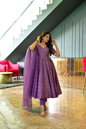 <br data-mce-fragment="1">PURPEL Colour Attractive Party Wear Georgette Embroidered Gown has a Regular-fit and is Made From High-Grade Fabrics And Yarn.